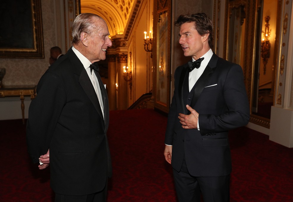 O Príncipe Philip (1920-2020) e o ator Tom Cruise em registro de 2017 — Foto: Getty Images