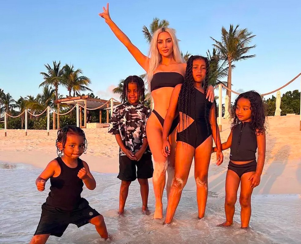 Kim Kardashian com seus quatro filhos — Foto: Instagram