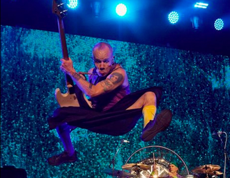 O músico Flea em show do Red Hot Chili Peppers