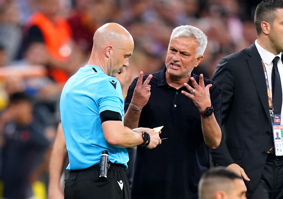 Técnico José Mourinho se revolta com arbitragem na final da Europa League — Foto: Getty