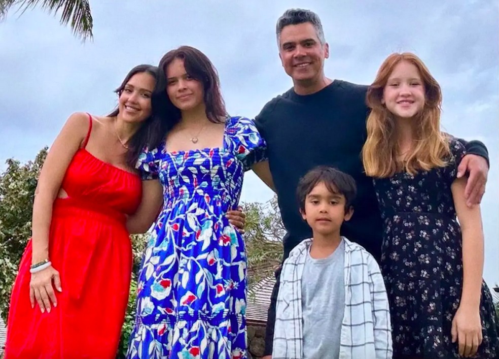 Jessica Alba com o marido, as filhas e o filho — Foto: Instagram