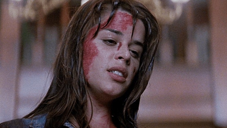 Neve Campbell como Sidney Prescott em 'Pânico' (1996).
