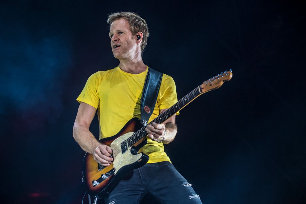 Afastado desde 2006 do Duran Duran, Andy Taylor toca guitarra durante apresentação solo em 2017 em um festival na Itália  — Foto: Getty Images