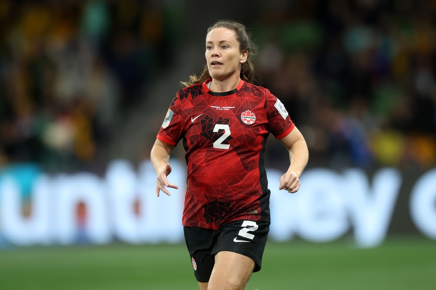 A jogadora de futebol canadense Allysha Chapman na derrota do Canadá por 4 a 0 para a Austrália na Copa do Mundo