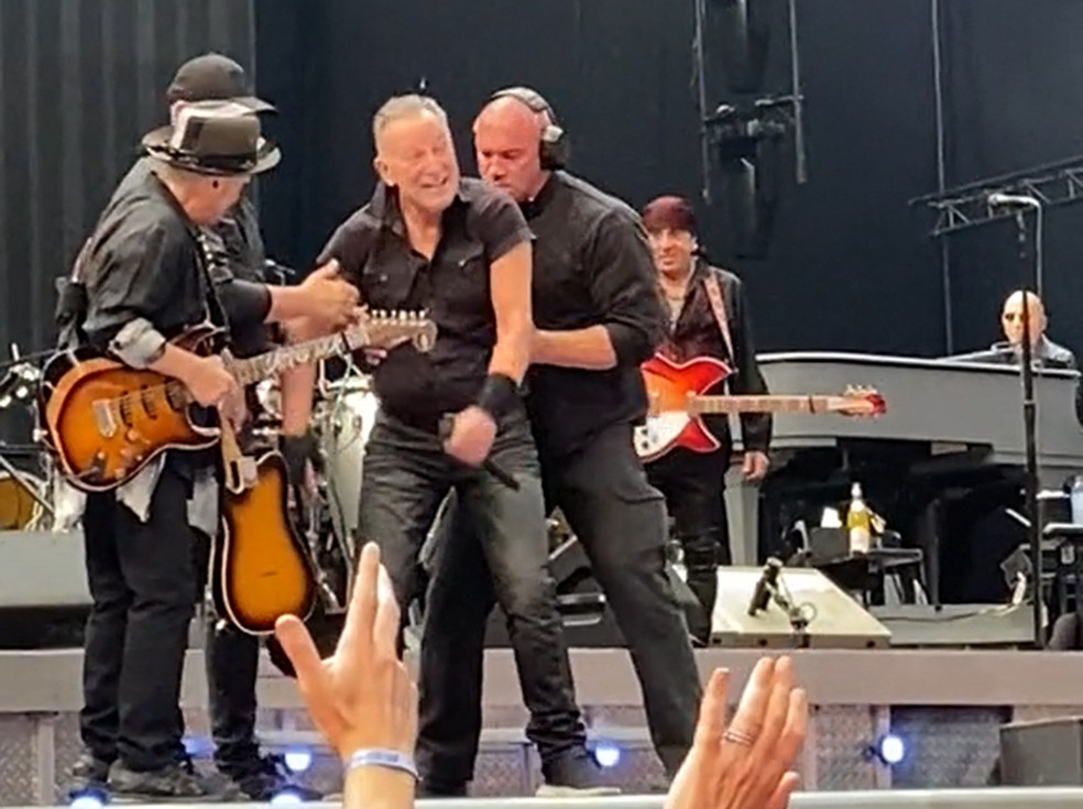 Bruce Springsteen caiu em show em Amsterdã em maio de 2023 — Foto: reprodução