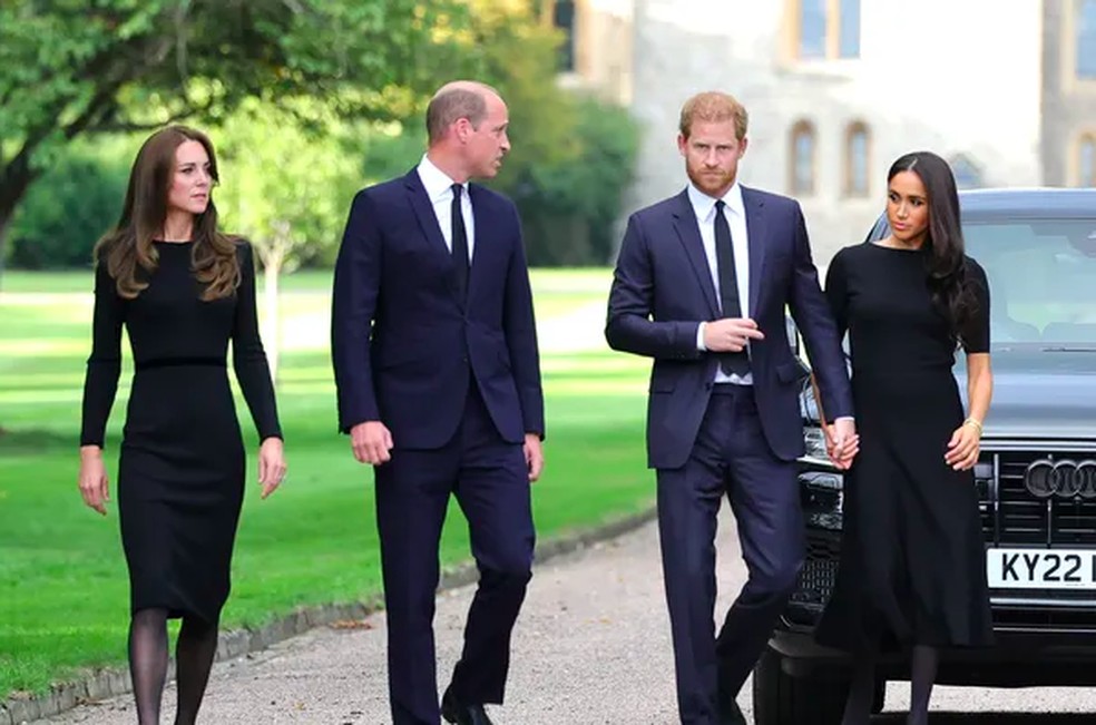 Os príncipes William e Harry com suas respectivas esposas, a Princesa Kate Middleton e a atriz e Duquesa Meghan Markle nos portões do Palácio de Windsor — Foto: Getty Images
