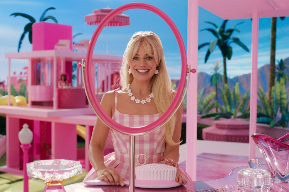 Margot Robbie na 'cena do espelho', inspirada por 'O Terror das Mulheres' (1961), em 'Barbie'. — Foto: Reprodução