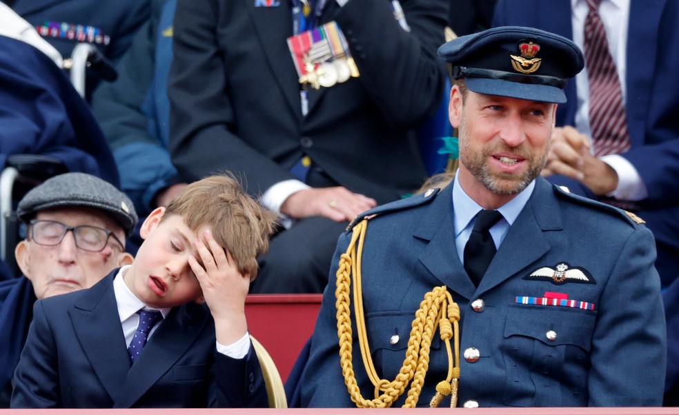 O Príncipe Louis e o Príncipe William durante a parada militar celebrando os 80 anos do fim da Segunda Guerra Mundial (1939-1945) — Foto: Getty Images