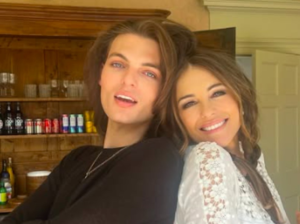 A atriz, modelo e empresária Elizabeth Hurley com o filho, Damian Hurley — Foto: Instagram
