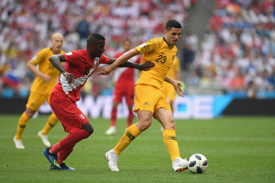 Tom Rogic em ação pela seleção da Austrália, contra o Peru, na Copa do Mundo da Rússia, em 2018