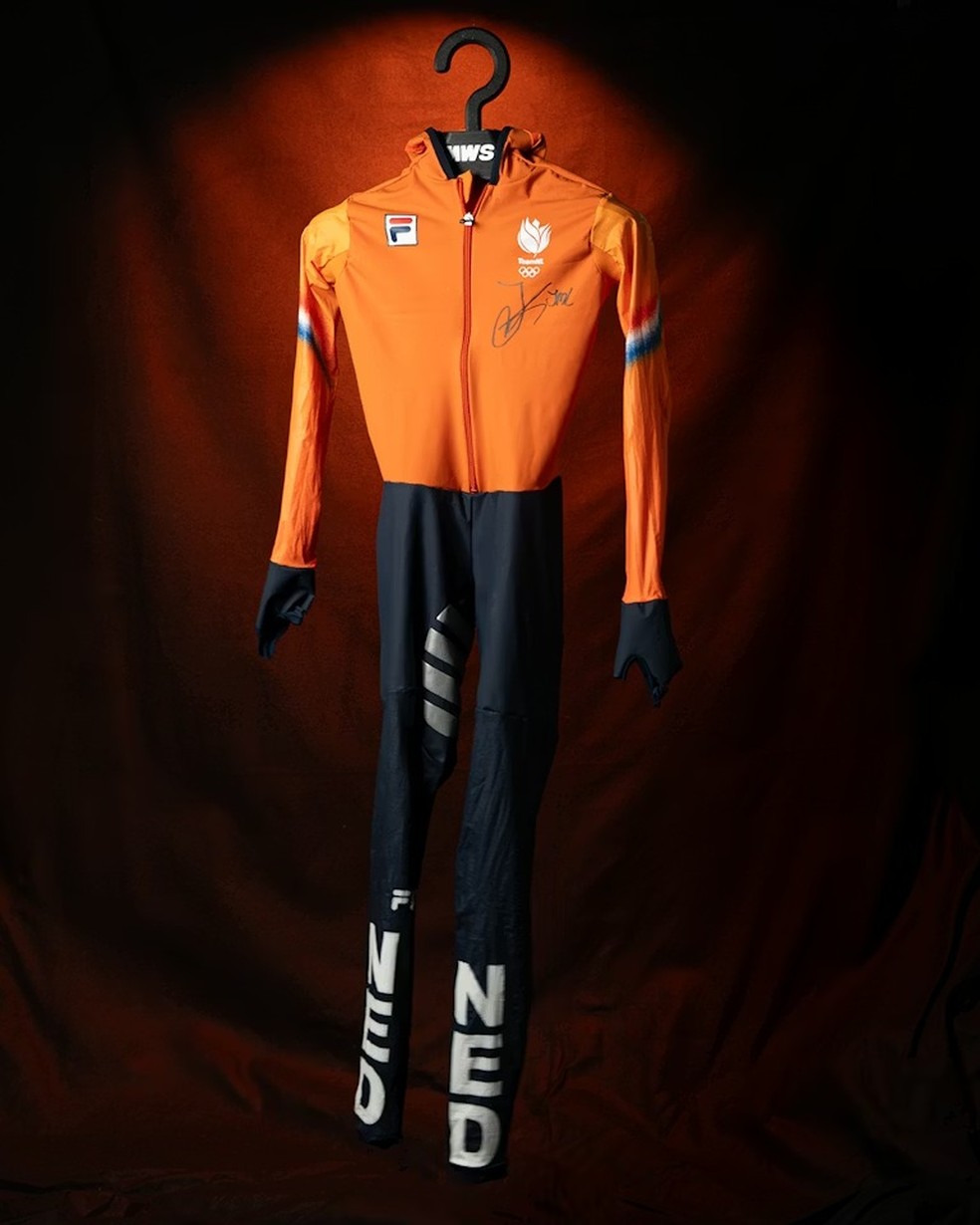 Macacão de Jutta Leerdam utilizado nas Olimpíadas de Inverno de 2026 — Foto: Reprodução/MatchWornShirt