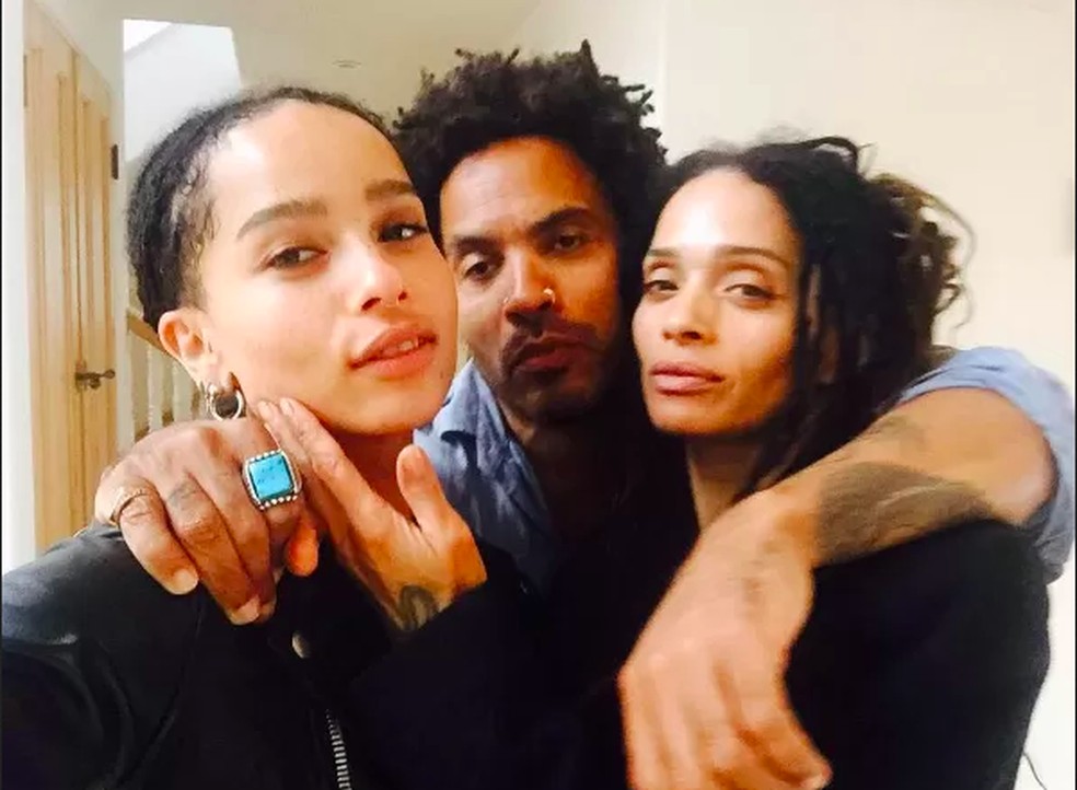 A atriz Zoë Kravitz com os pais, Lenny Kravitz e Lisa Bonet — Foto: Instagram