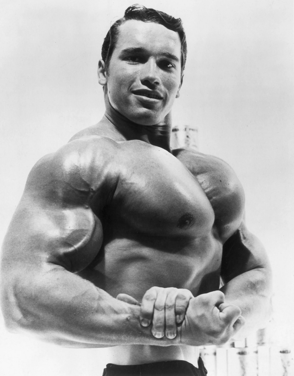 A foto clássica de Arnold Schwarzenegger mostrando os músculos em 1967 — Foto: Getty Images