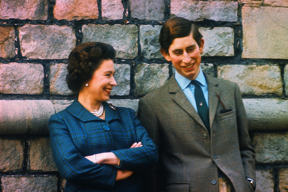A Rainha Elizabeth ao lado de um jovem Rei Charles em 1969. — Foto: GettyImages