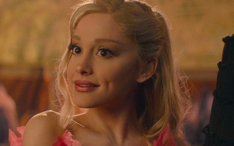 Ariana Grande em cena de Wicked (2024) — Foto: Reprodução