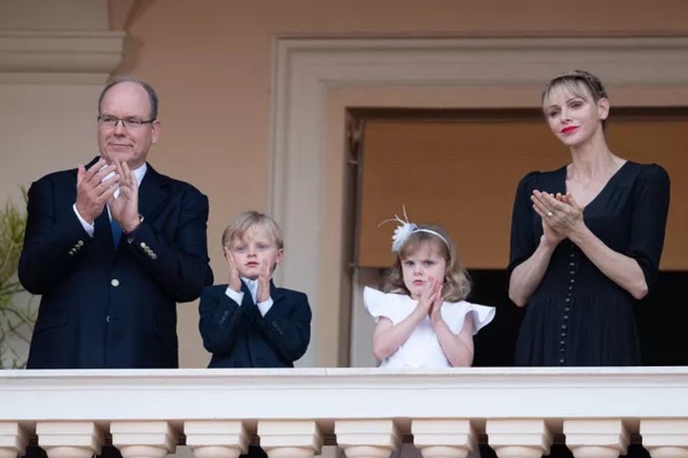 O Príncipe Albert e a Princesa Charlene com os filhos gêmeos  — Foto: Getty Images