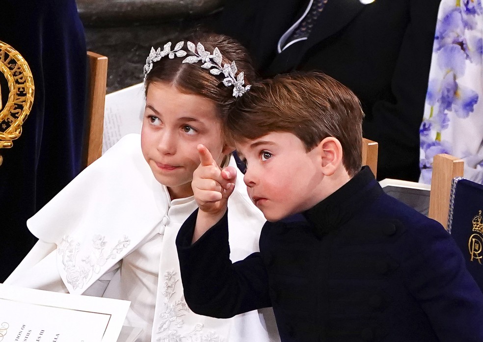 A Princesa Charlotte e o Príncipe Louis na coroação do Rei Charles III — Foto: Getty Images