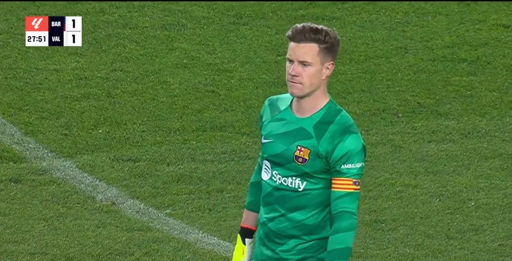 Goleiro do Barcelona tenta dar chapéu, entrega gol ridículo e vira ...