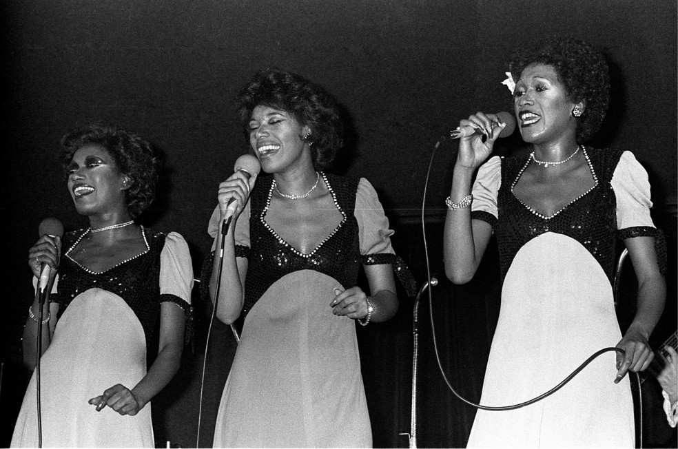 A cantora Anita Pointer com as irmãs em apresentação das Pointer Sisters em 1970 — Foto: Getty Images
