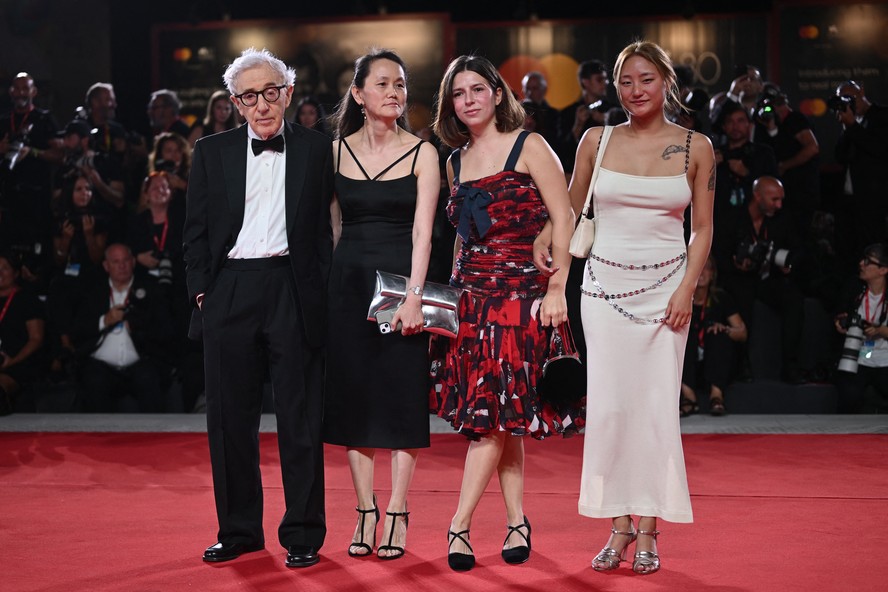 O diretor norte-americano Woody Allen e sua esposa, Soon-Yi Previn, com os filhos, Bechet Allen e Manzie Allen, comparecem ao tapete vermelho do filme 'Coup de Chance' apresentado fora de competição no 80º Festival de Cinema de Veneza