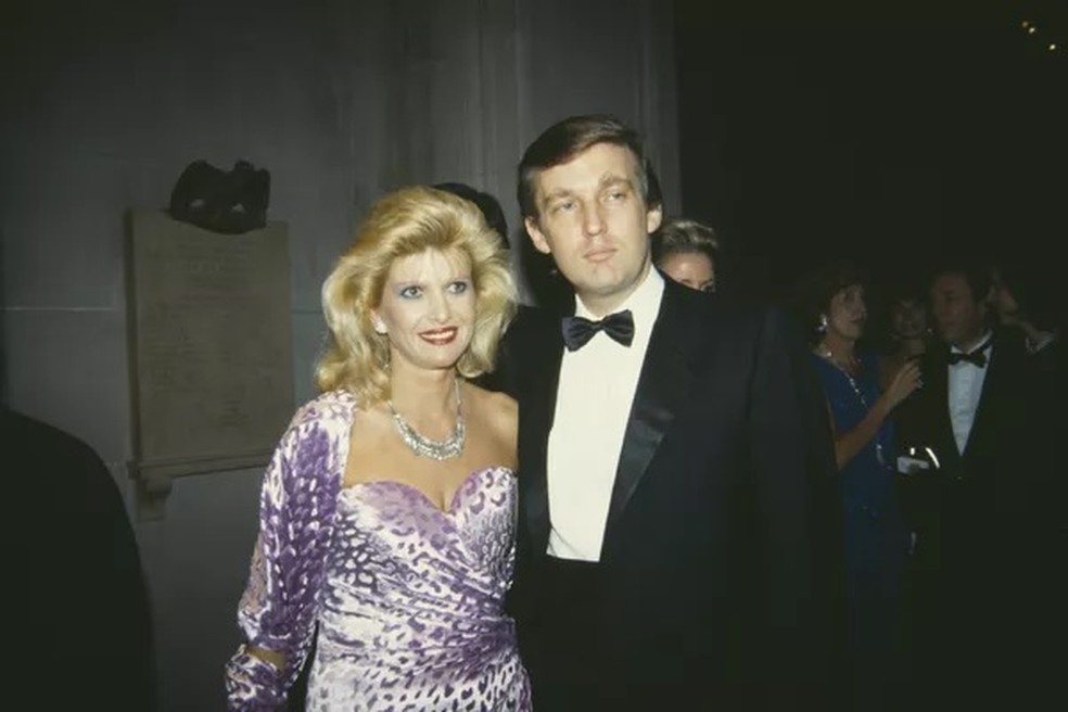 Donald Trump e Ivana Trump quando ainda estavam casados, em foto de evento em Nova York em dezembro de 1985 — Foto: Foto: Getty Images