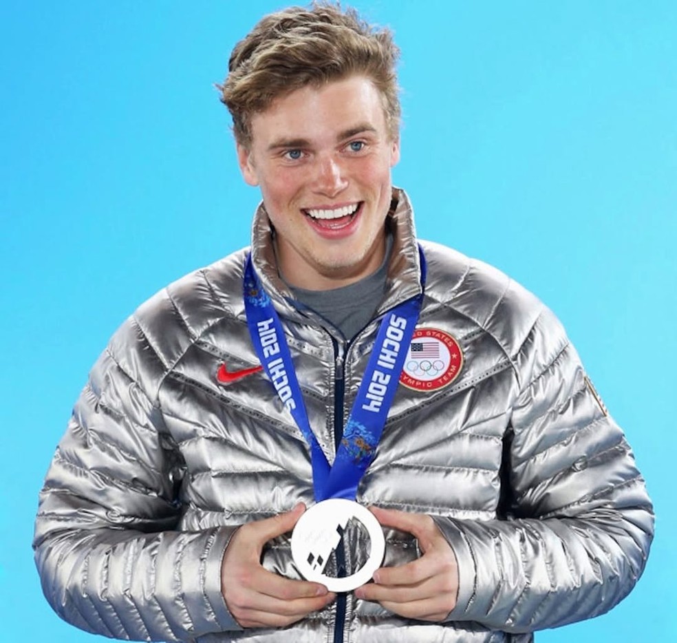 Gus Kenworthy com sua medalha de prata conquista em 2014 — Foto: Reprodução/Instagram