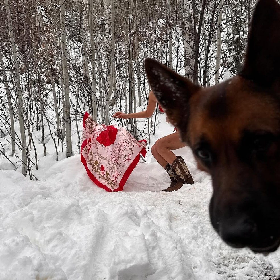 Bella Hadid em ensaio na neve — Foto: Reprodução/Instagram