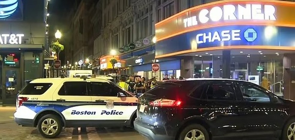 Polícia nos arredores de cinema em Boston — Foto: Reprodução/CBS