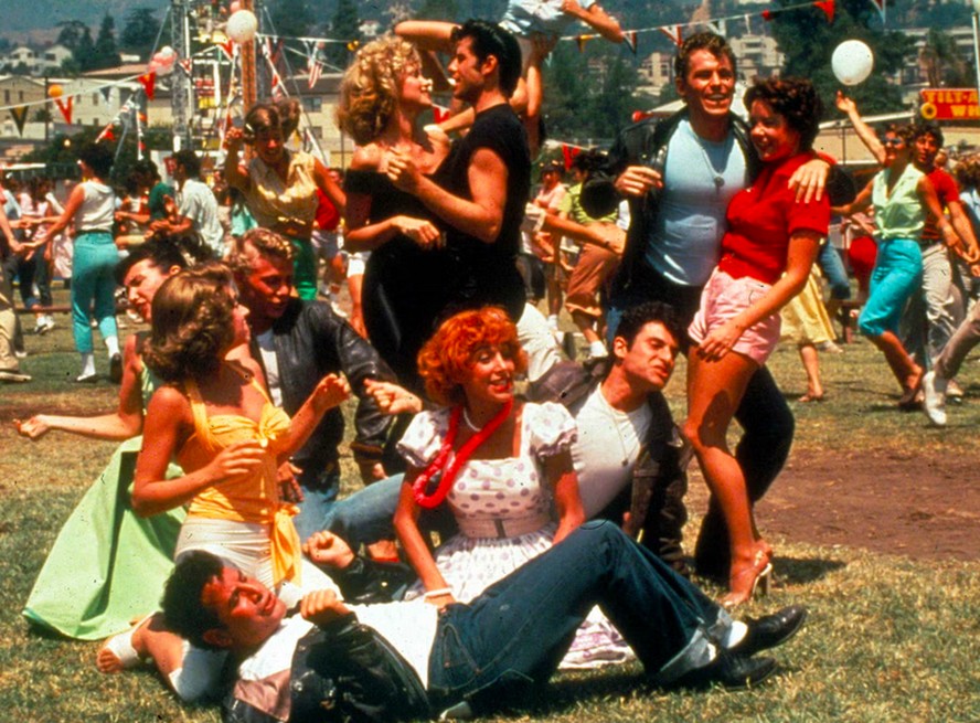 John Travolta com seus colegas de elenco em Grease (1978)