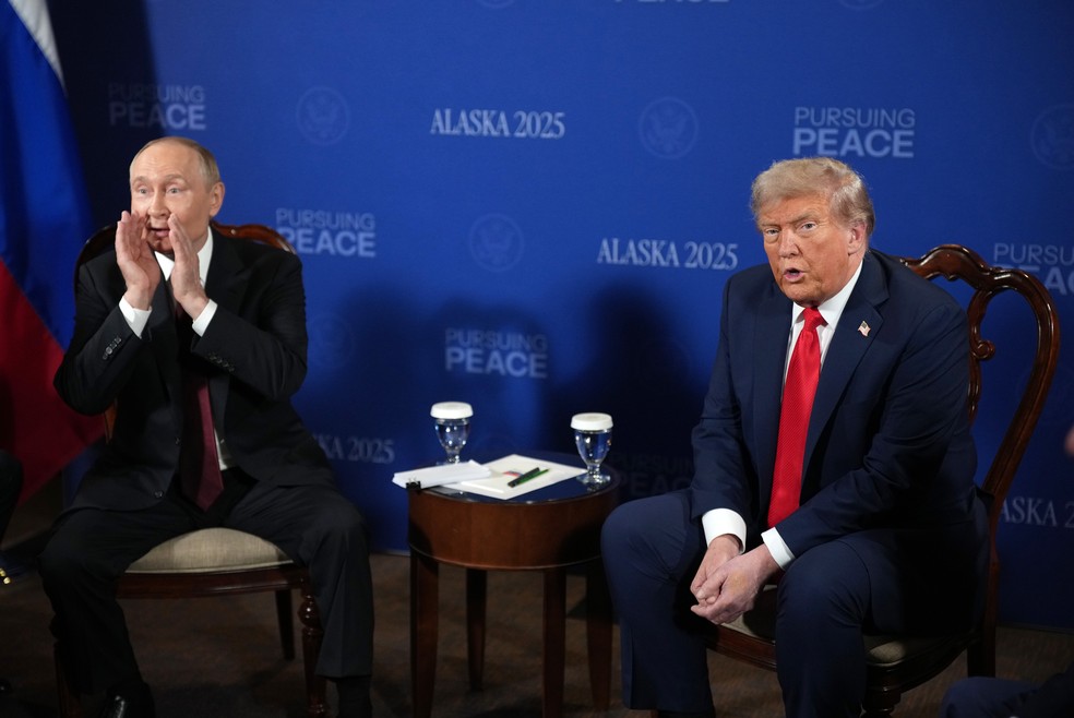 Vladimir Putin e Donald Trumo no "encontro do século" para discutir conflito na Ucrânia — Foto: Getty