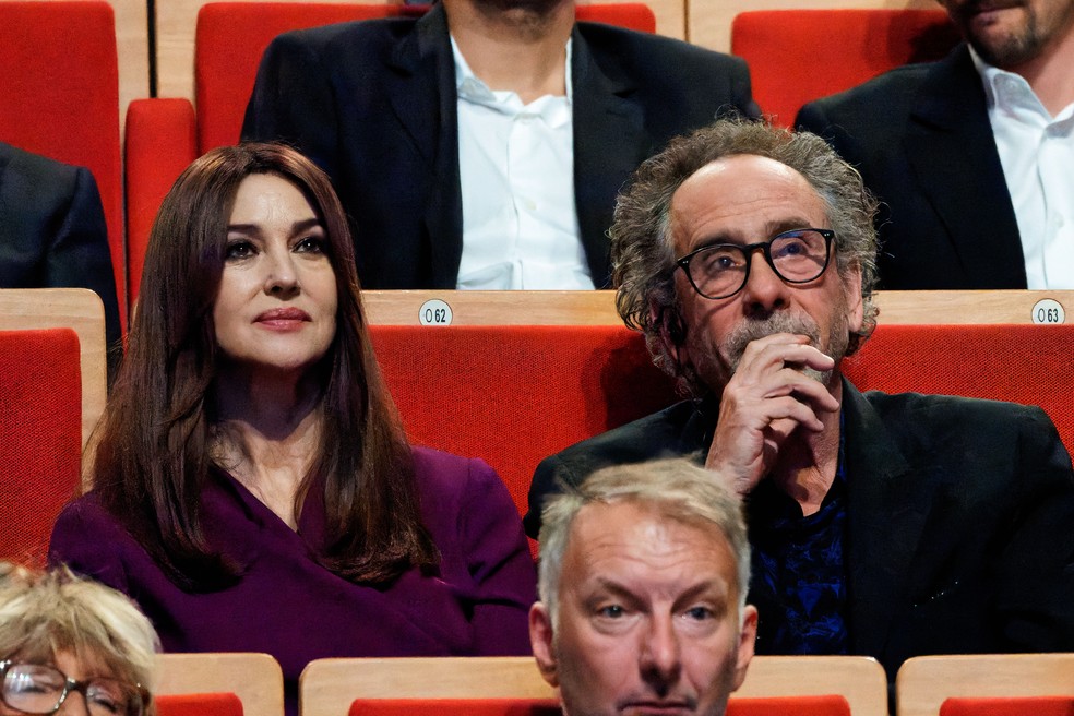 Tim Burton recebeu o prêmio Lumière de Monica Bellucci durante o 14º Festival de Cinema Lumière em 21 de outubro de 2022 em Lyon, França — Foto: Getty Images