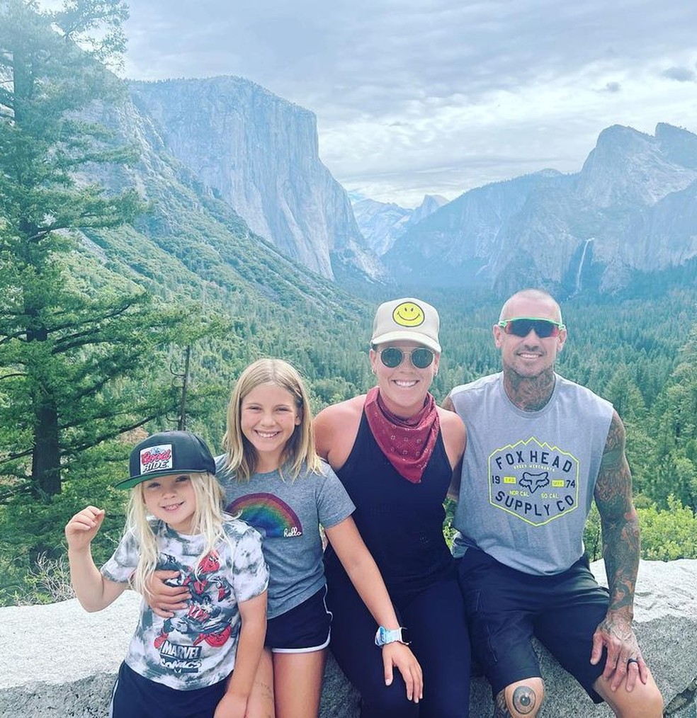 Pink com o marido, Carey Harts, e os filhos, Willow e Jameson - em registro recente — Foto: Reprodução/Instagram