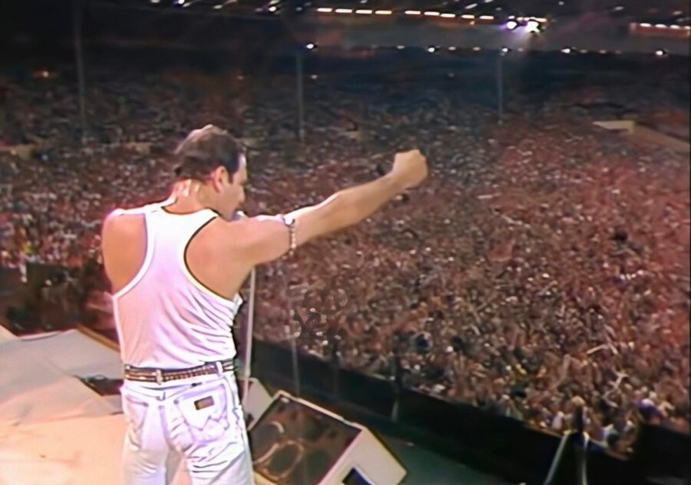 Freddie Mercury, vocalista do Queen, no Live Aid — Foto: Reprodução / YouTube