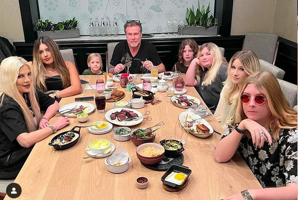 Tori Spelling com o marido e os filhos — Foto: Instagram