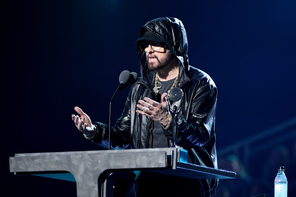 O rapper Eminem em sua cerimônia de inclusão no Rock & Roll Hall of Fame — Foto: Getty Images