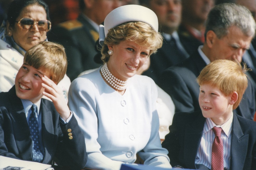 A Princesa Diana (1961-1997) com o Príncipe William e o Príncipe Harry em 1995 — Foto: Getty