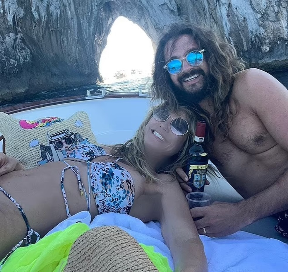 Heidi Klum e seu marido, o roqueiro Tom Kaulitz, durante férias na Itália — Foto: Instagram