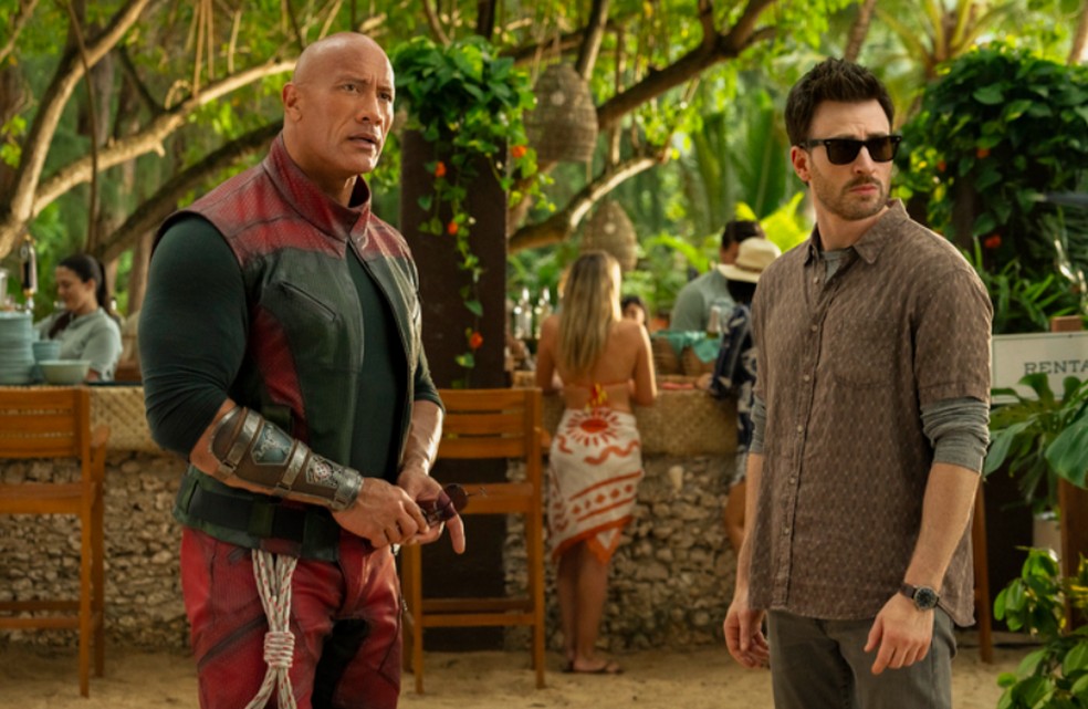 Dwayne (The Rock) Johnson e Chris Evans como os protagonistas de Operação Natal (2024) — Foto: Reprodução