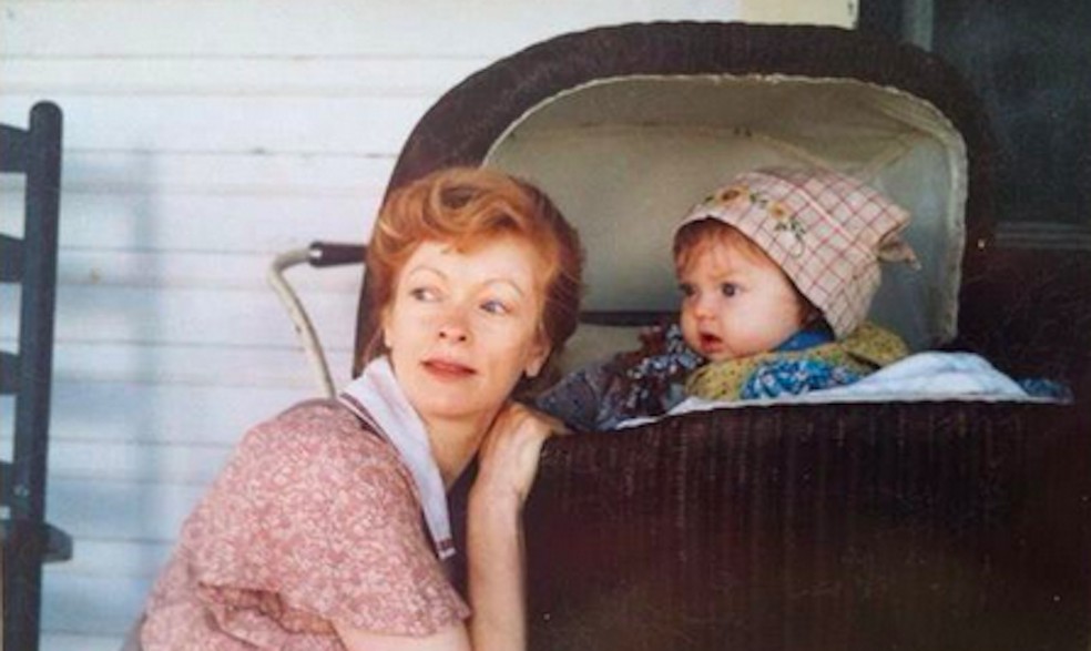 Francesca Fisher-Eastwood com a mãe, Francis Fisher, em foto antiga — Foto: Instagram