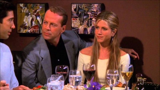 Fãs descobrem furo em roteiro de 'Friends' que tem relação com Bruce Willis 24 anos depois