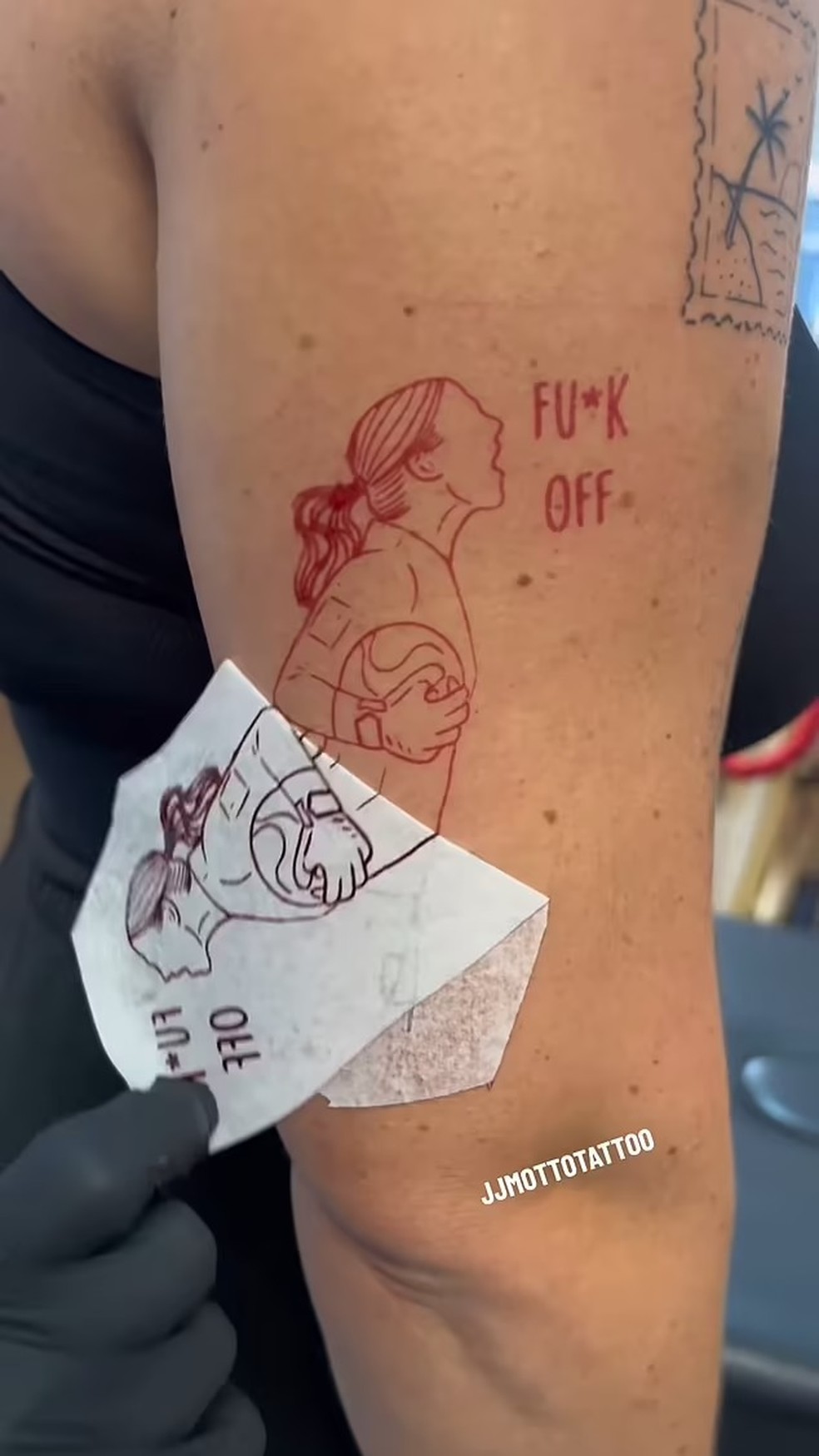 Processo da tatuagem com a silhueta de Mary Earps — Foto: Reprodução
