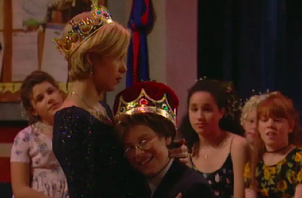 Meghan Markle em cena de episódio de 1995 da série Married With Children — Foto: Reprodução