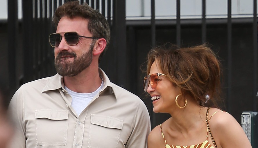 Ben Affleck e Jennifer Lopez são flagrados trocando presentes em 'Natal