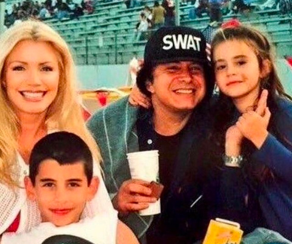 Gene Simmons e Shannon Tweed em foto antiga com os filhos — Foto: Instagram