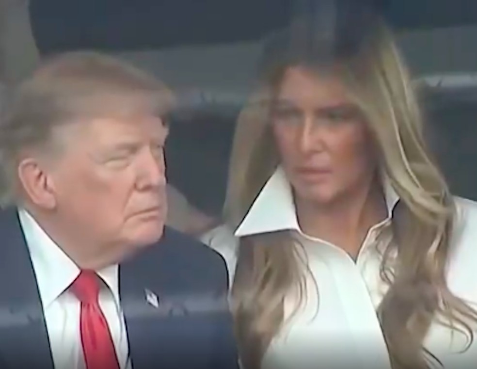 Flagrante de conversa entre Donald Trump e Melania Trump durante a corrida de carros Freedom 250 Grand Prix, realizada em Washington no dia 23 de agosto de 2026 — Foto: Reprodução