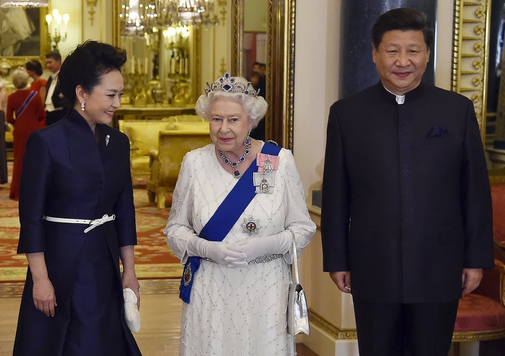 A Rainha Elizabeth II (1926-2022) com o presidente chinês, Xi Jinping, e a primeira-dama da China, Peng Liyuan, em evento no Palácio de Buckingham em 2015 — Foto: Getty Images