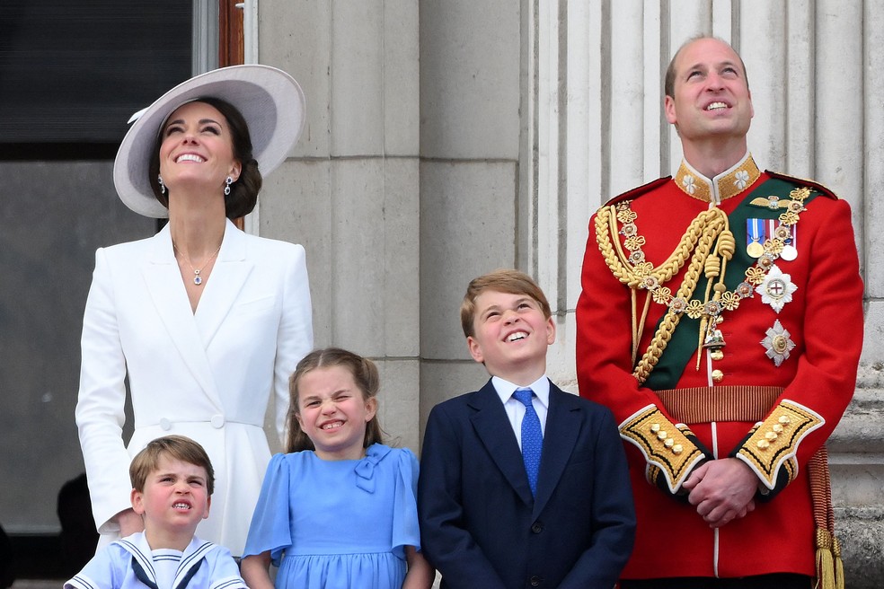 Kate, William e filhos durante o Jubileu da Rainha no ano passado. — Foto: Daniel Leal