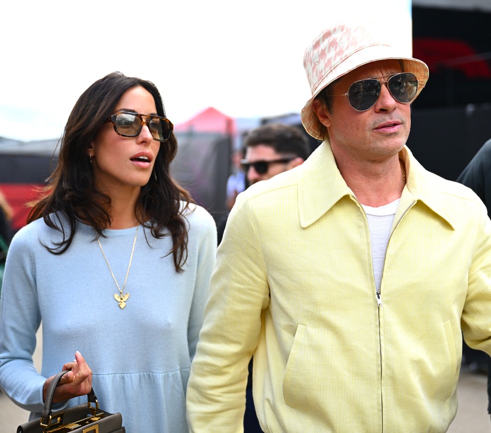 Brad Pitt e Ines de Ramon marcam presença no Grande Prêmio de F1 da Grã-Bretanha (7/7/24) — Foto: Getty Images