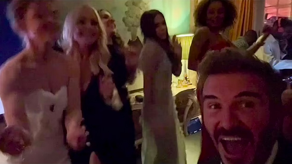 David Beckham sorridente ao mostrar as cinco Spice Girls reunidas, cantando e dançando, durante a festa de aniversário de 50 anos de Victoria Beckham em Londres — Foto: Instagram
