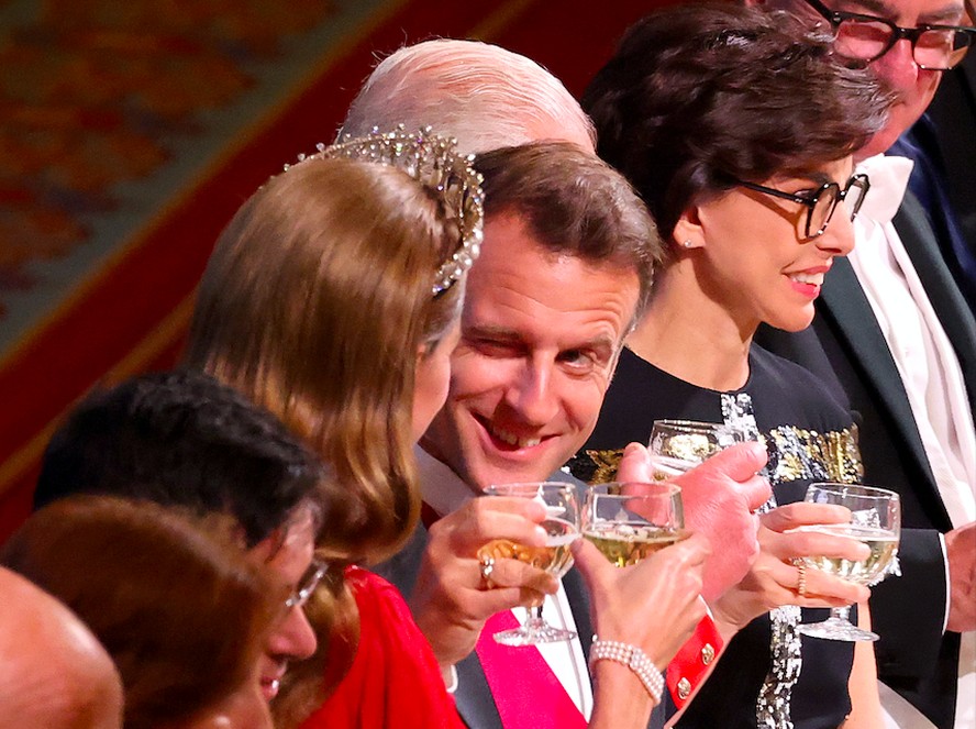 O presidente francês Emmanuel Macron piscando para a Princesa Kate Middleton, esposa do Príncipe William, durante o jantar realizado no Palácio de Windsor em 8 de julho de 2025